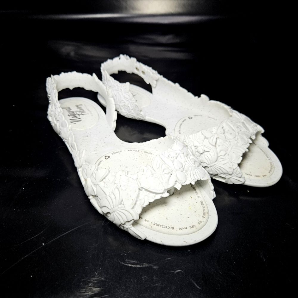 Sunies Butterfly 3-D Effect White Adjustable Sandals Size 9
